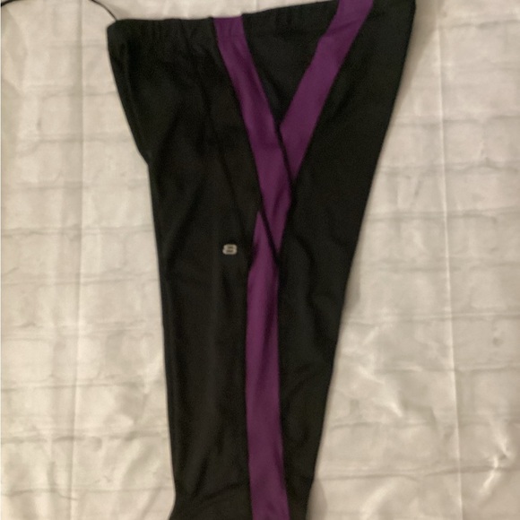 Black and Purple  Capris Leggings - Picture 2 of 4